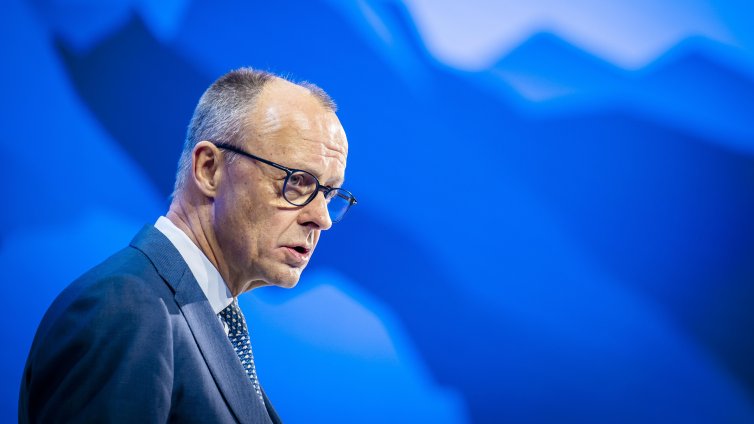 Осуетиха заговор за умишлено повреждане на частния самолет на Мерц