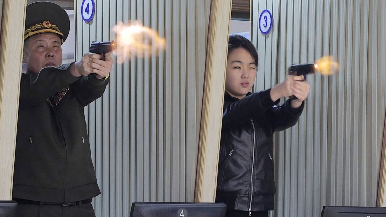 Ким Чен Ун и дъщеря му тестваха пистолети във фабрика за боеприпаси СНИМКИ