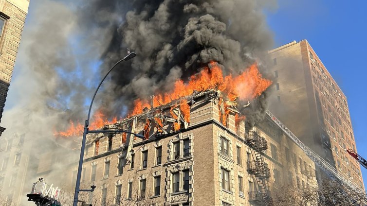 Пожар в сграда в Горен Уест Сайд в Манхатън, отломки летят към тротоара ВИДЕО