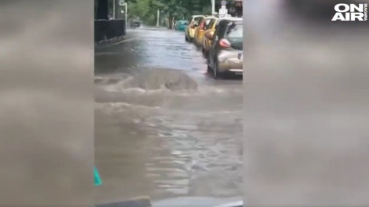 При силен дъжд - центърът на Русе е под вода, шахти извират като гейзери