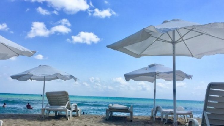 Безплатни чадъри на плажа? Нямало как да стане и това лято 