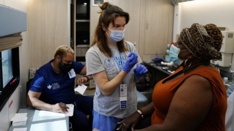 60% от възрастните американци с поне една доза ваксина 