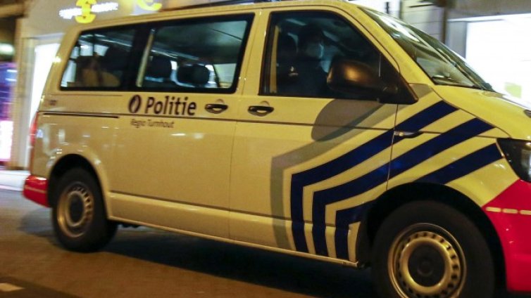 В Белгия издирват тежко въоръжен военен, заплашвал вирусолог