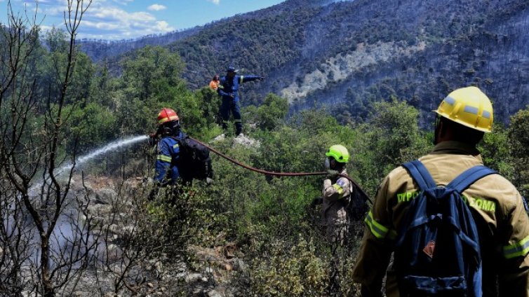 Над 270 пожарникари трети ден гасят огнищата в Коринт