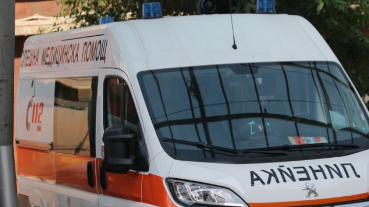 Туристическо влакче блъсна дядо и внуче в Бургас