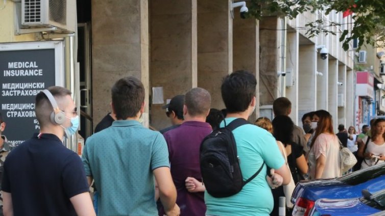 Почти 80 хиляди с глоба за изтекли лични документи при пандемията