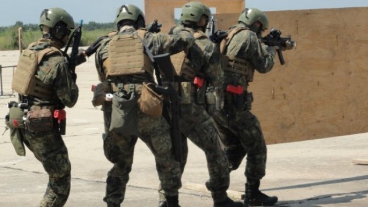 МО с реакция след нахлуването в цех на US войници в Чешнегирово