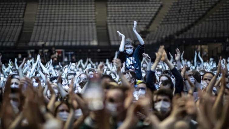 5000 души доброволци в пробен концерт в Париж 