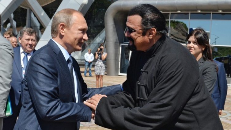 Стивън Сегал нарича Путин "брат", вече е партиец в Русия