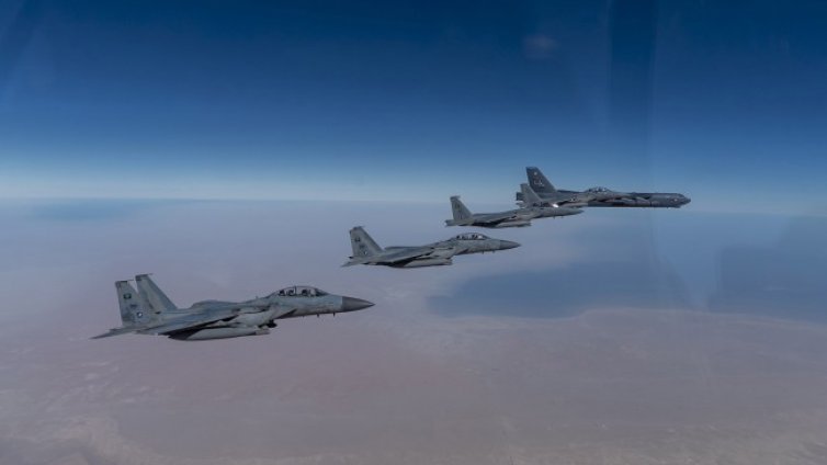 Как НАТО изпраща съобщение на Русия със своите въздушни тренировки?