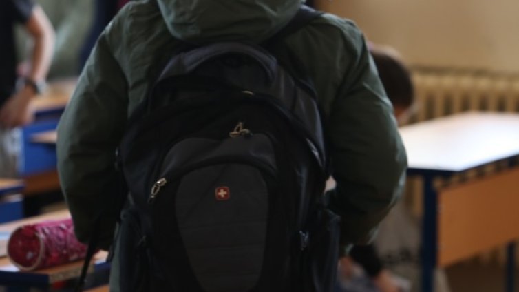 Родители недоволни от освобождаването на преподавател