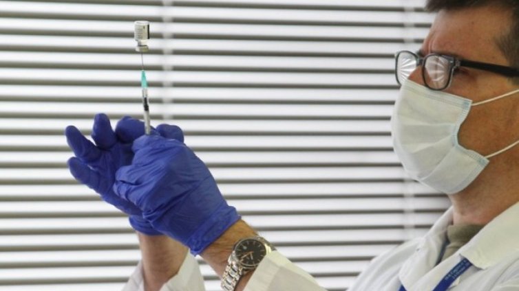 Ваксинираните предават COVD-19 по-трудно и по-рядко 