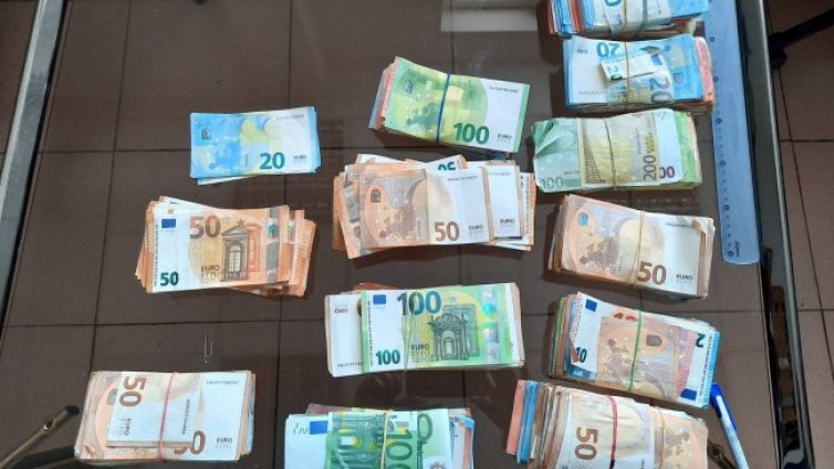 Заловиха недекларирани &euro;100 000 в камион с шоколадови изделия