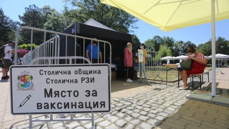 "Зелени коридори" за ваксини вече ще има и в столични молове