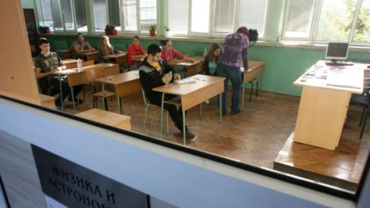 7 и 10 клас днес се явяват на НВО по математика