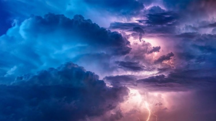 Опасно време във Франция: Вятър с 137 км/ч, паднали са 44 хил. мълнии