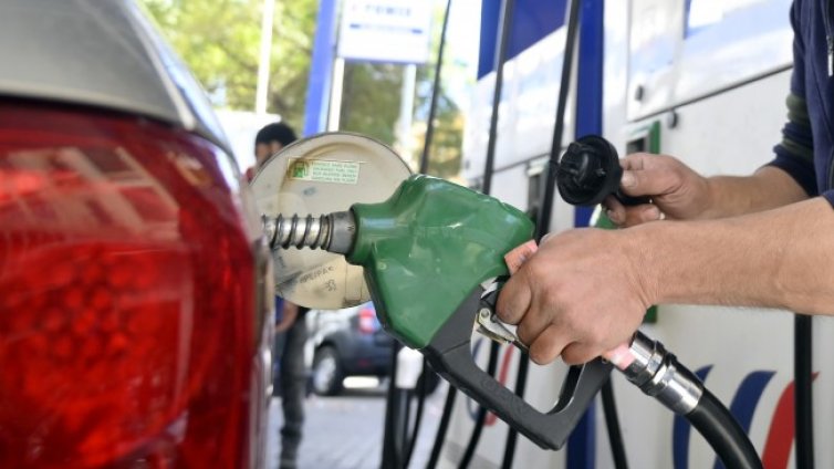 Къде литър бензин струва 1,6 цента, добре ли е да зареждате в Гърция, Сърбия?