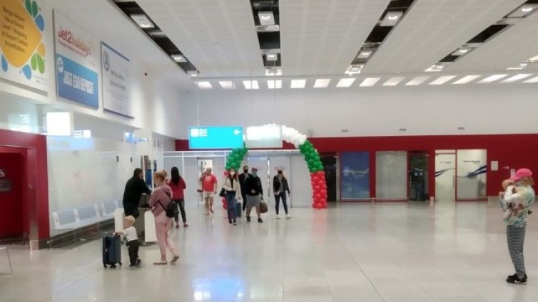 Празнично посрещнаха първите за сезона редовни и чартърни полети на "България Еър" до Бургас