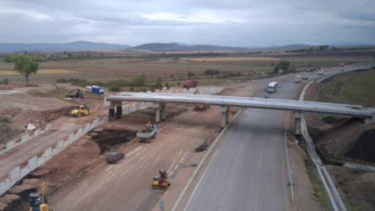 Министър Комитова: Търсим дадените за "Хемус" пари и искаме строежът да се случи