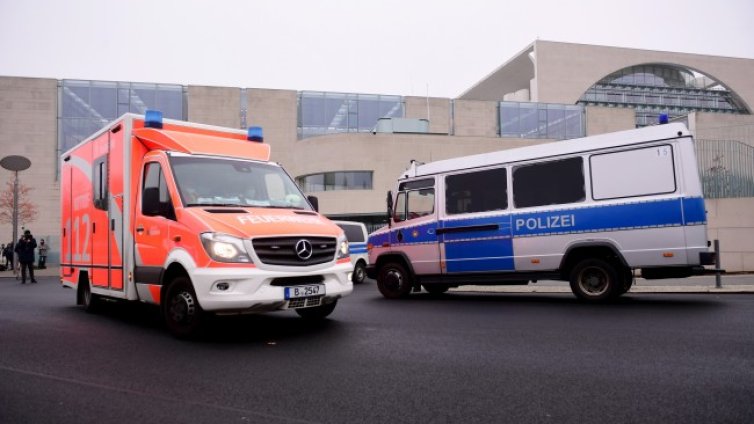 Девет ранени при рухването на балкон в Германия