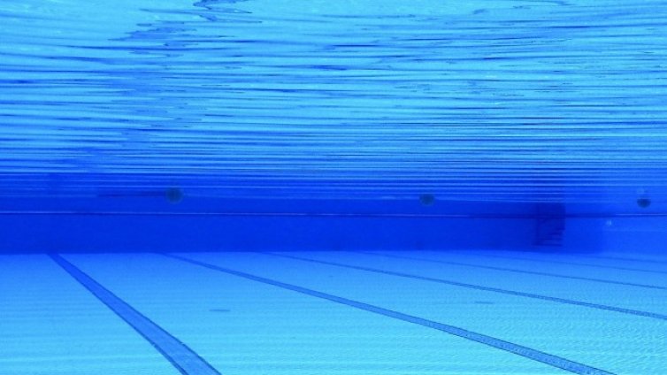 Тръба в училищен басейн откъсна пръст на дете 