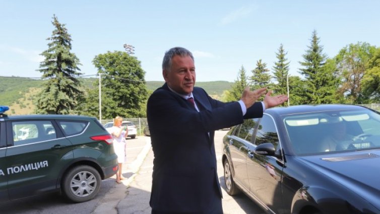 Въвеждаме зелена, оранжева и червена зона за влизащите от чужбина