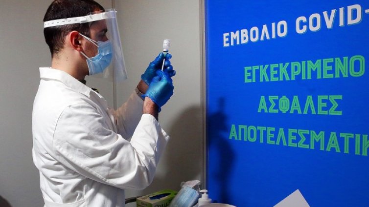 Бонуси от &euro;500 за ваксинирани в частни компании в Гърция 