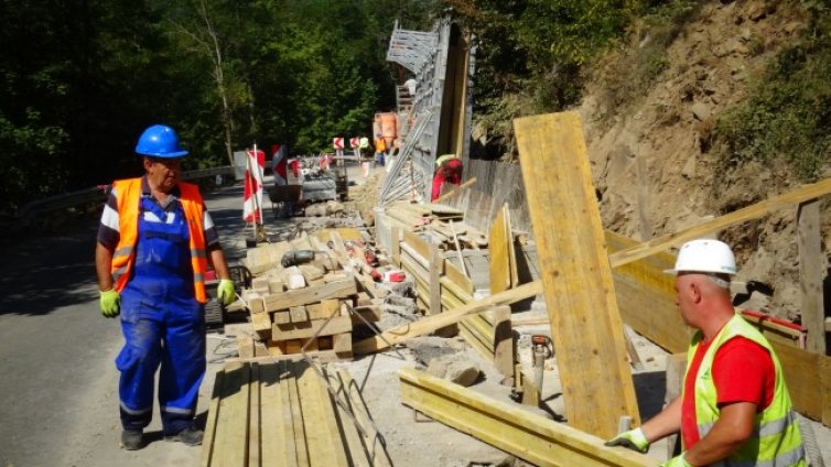 Тунелът при свлачището под Рилския манастир готов до 2 месеца