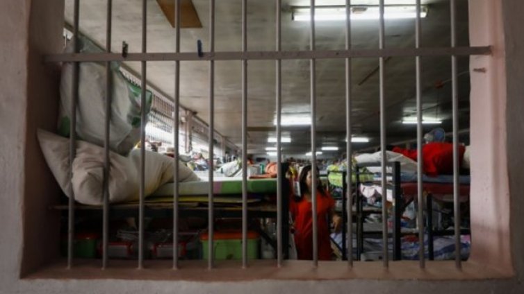 Без дистанция: Стотици жени в една килия с коронавируса в Техеран