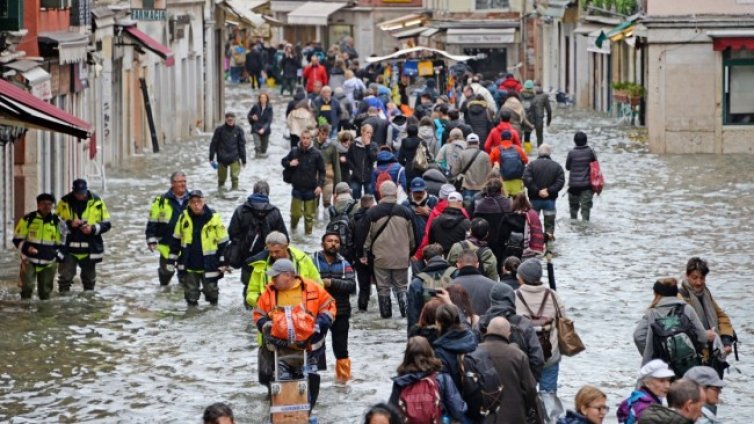 Бури, силен дъжд и наводнения и на Балканите 