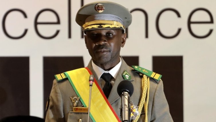 Покушение срещу президента на Мали, нападнат е с нож