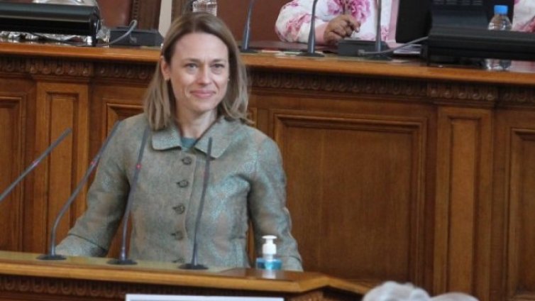 Митева предлага депутатите да нямат лятната ваканция 