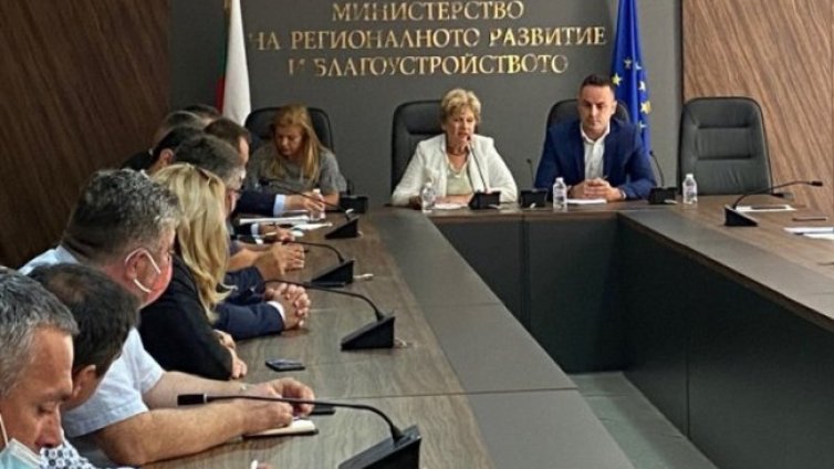 Комитова увери, че започнатите ремонти ще бъдат завършени 
