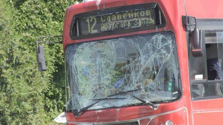 Автобус катастрофира на оживена улица в Бургас