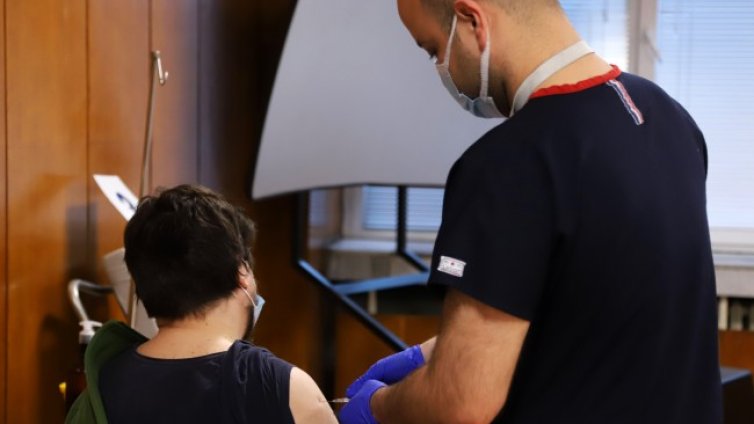 Нови 57 случая на заразени с Делта варианта у нас, двама са починали