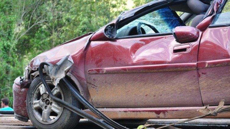 Кола се вряза в стълб в Бургас, две момичета са пострадали