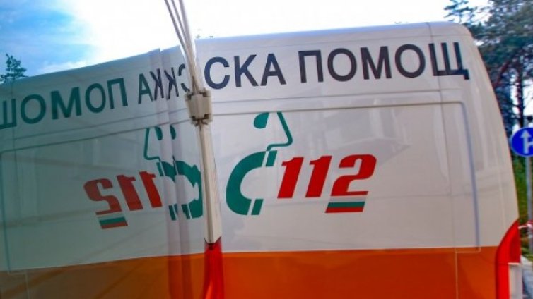 Камион и кола се удариха, четирима са пострадали 