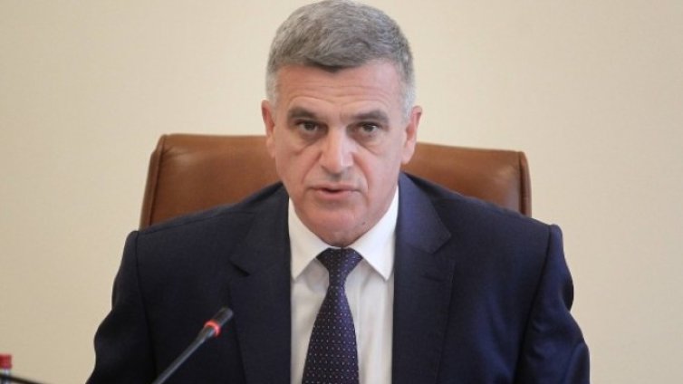 Редовен или служебен кабинет? Янев зове да се изчака до сряда 