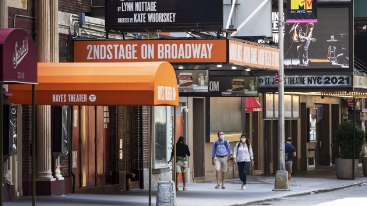 Барове и ресторанти в САЩ ще обслужват само ваксинирани клиенти