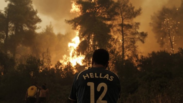 Толкова е горещо, че водата се изпарява: Каква е обстановката с пожарите в Гърция? 