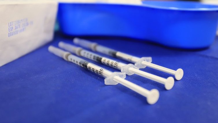 Водят ли ваксините срещу COVID-19 до безплодие: Какво показват фактите?