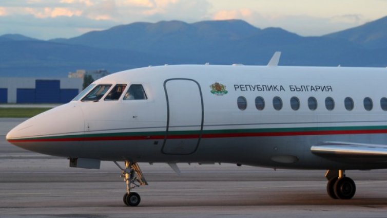 Правителствен самолет връща заразените български ученици в Австрия