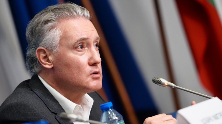 Кирил Домусчиев: Взимат се огромни заеми, които се наливат за заплати на чиновници