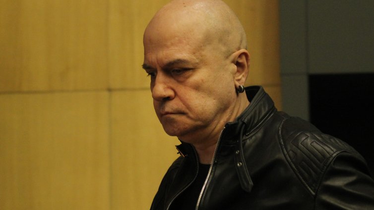 Слави пита: Какъв точно му се е падал "този сектант Ивей" на кмета Терзиев?