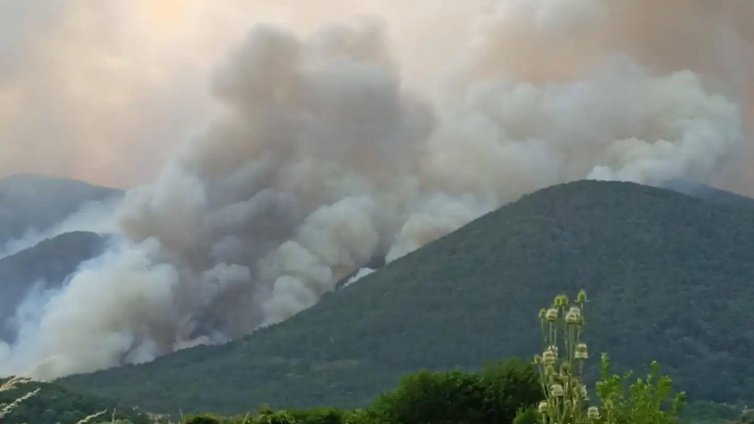 Евакуираха село Плоски! Огромният пожар подпали горните махали