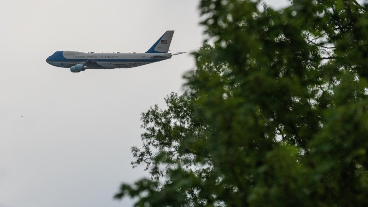 Инцидент с Air Force One забави Тръмп с 20 минути, какви са версиите? ВИДЕО