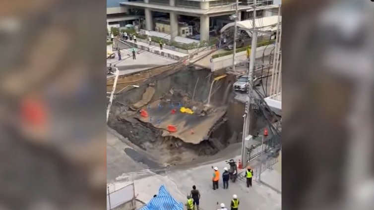 Огромна дупка зейна на оживена улица в Банкок в сутрешния пиков час ВИДЕО