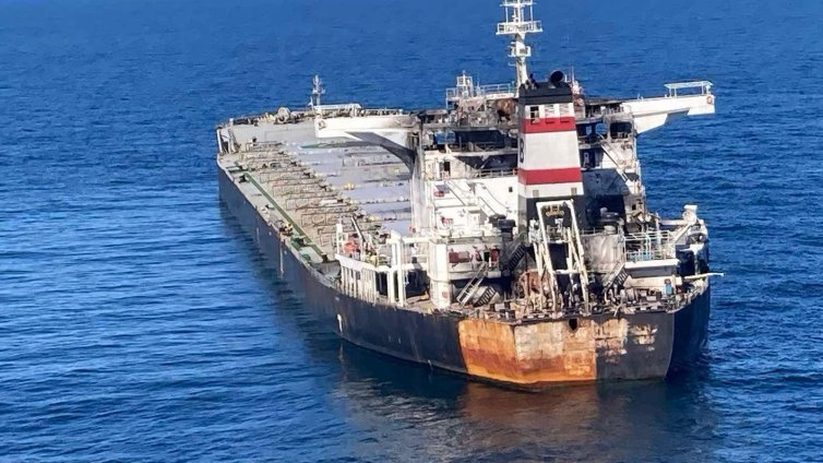 Ударен от дронове кораб дрейфа край Шабла, има ли риск от замърсяване?
