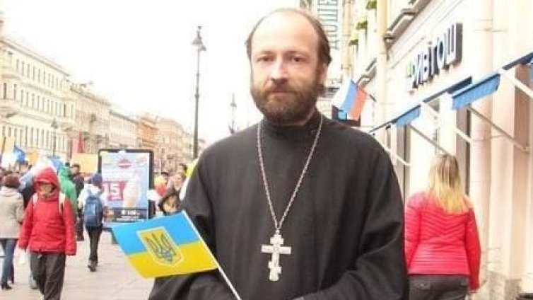 Арестуваха свещеник от Санкт Петербург заради снимка с украинското знаме от 2014 г. 