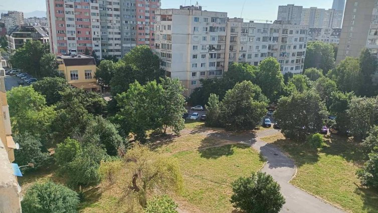 Жители на "Младост 3" на протест, искат да спасят детска площадка
